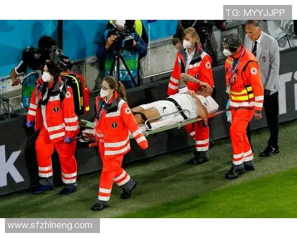 足球砸到了球场边缘引发的意外事件及其背后的故事